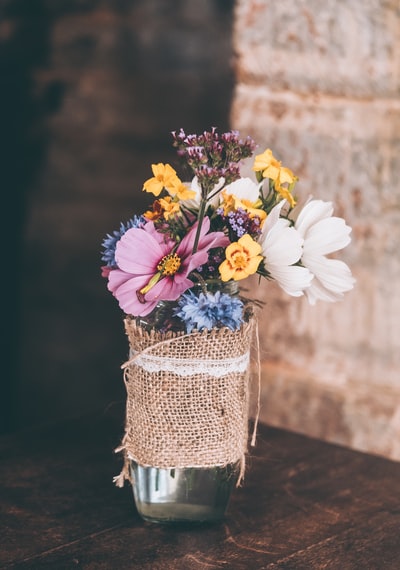 玻璃花瓶里有白色和黄色花瓣的花